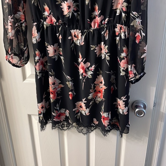 Brand new never worn!!!! WHITEHOUSEBLACKMARKET Floral Black & Pink w Black Lace - Picture 3 of 6